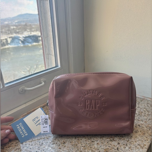 Gap x Summer Fridays Cosmetic Case & Gift Set - Picture 2 of 8